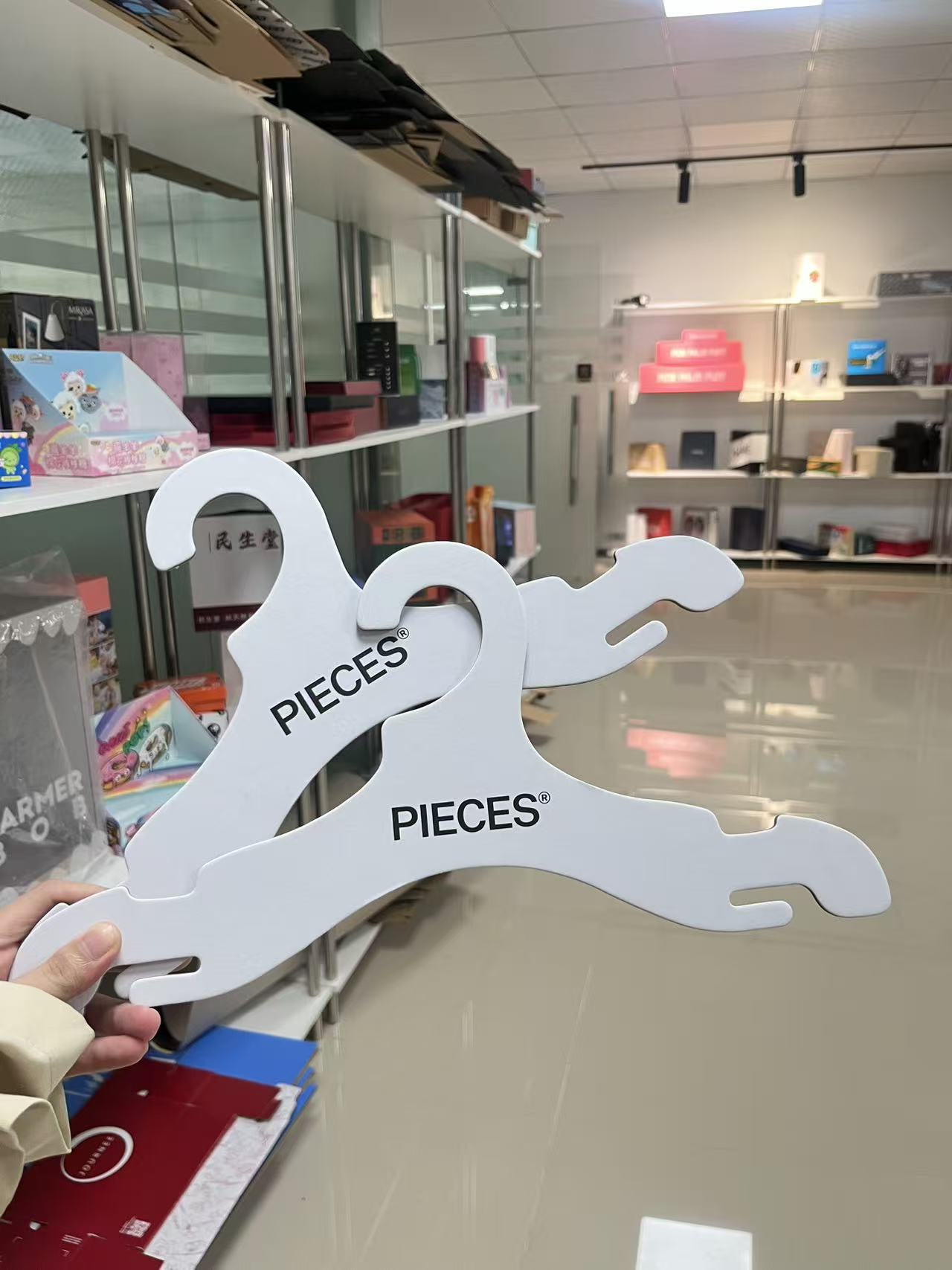 Customized high-end paper hooks and tags