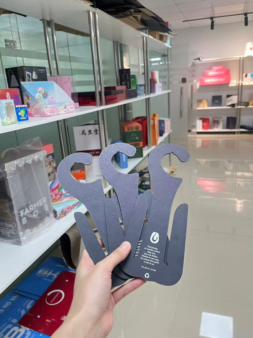 Customized high-end paper hooks and tags